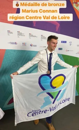 Marius CONNAN avec le drapeau de la région Centre Val de Loire