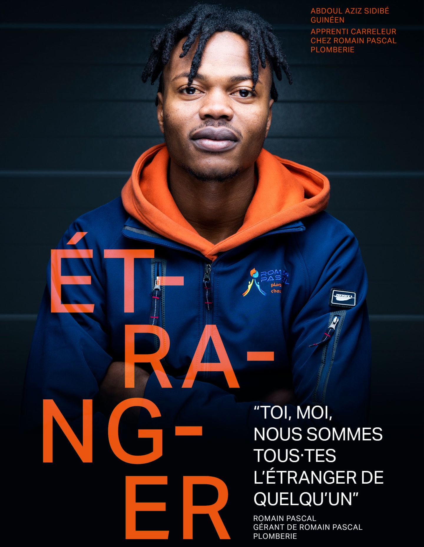 Jeune homme guinéen faisant la couverture d'un magazine "étranger" en tant qu'apprenti carreleur chez romain pascal