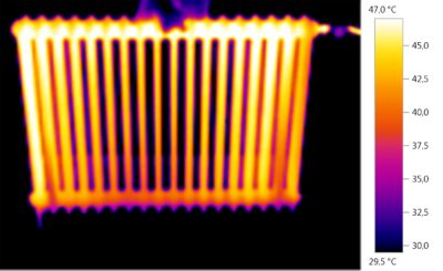 Photo d'un radiateur à l'aide d'une caméra thermique après son désembouage