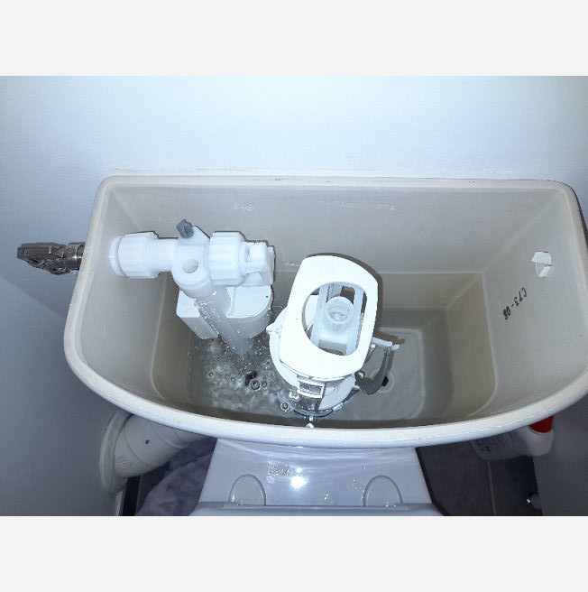 Photo d'un mécanisme de WC dans son réservoir