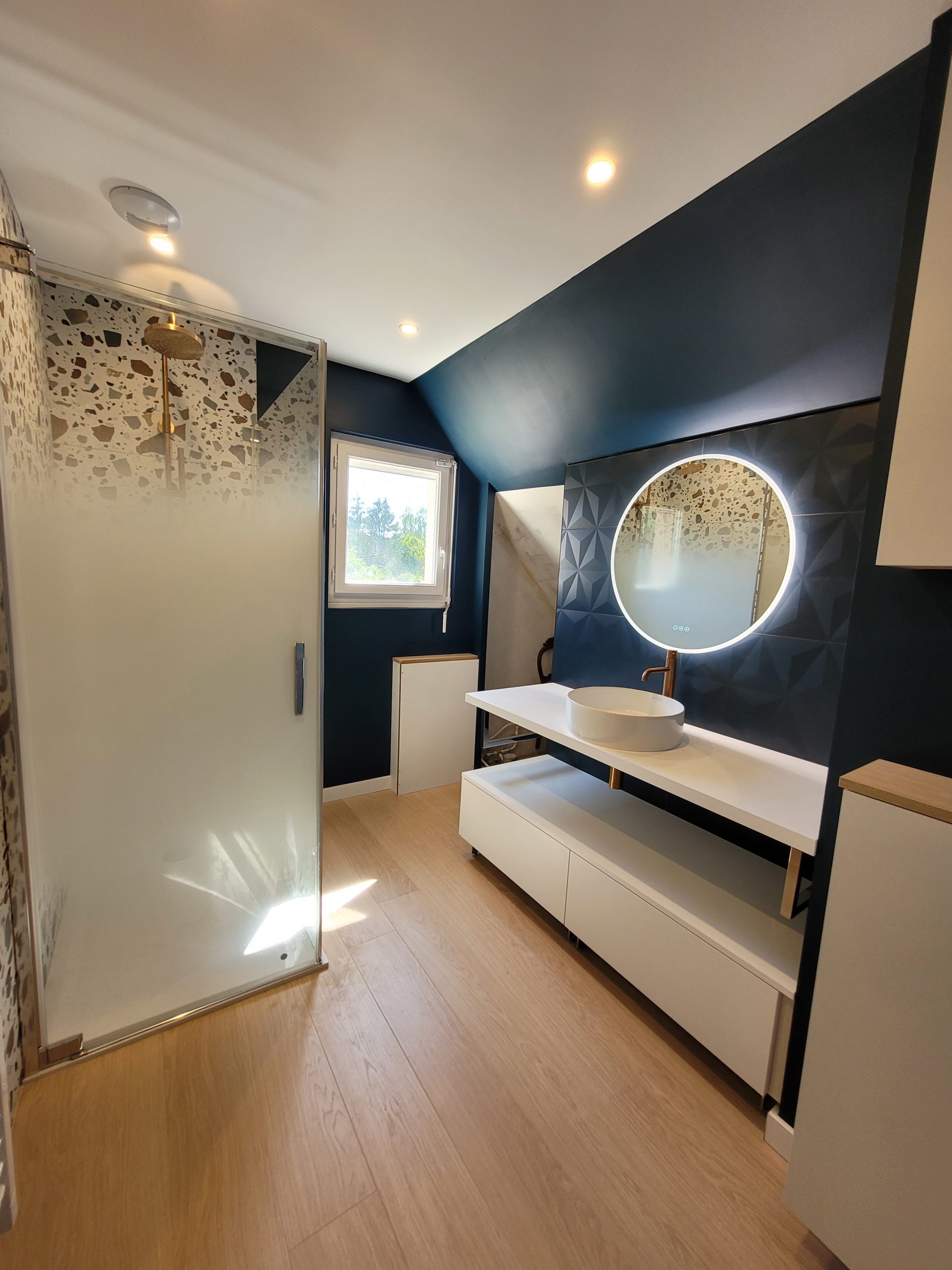 Photo d'une rénovation de salle de bain avec du parquet, des murs bleu foncé et une douche à l'italienne