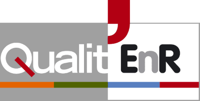 Logo Qualit'Enr blanc sur un fond rectangulaire gris et blanc